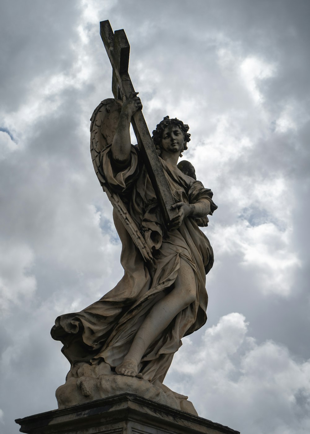 Estatua de oro bajo nubes blancas durante el día