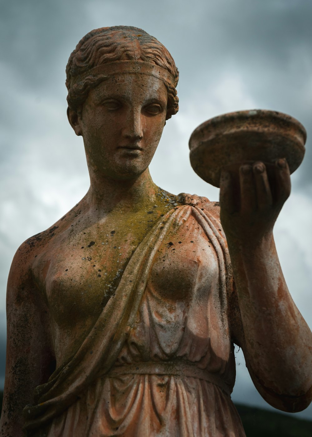 topless man statue during daytime