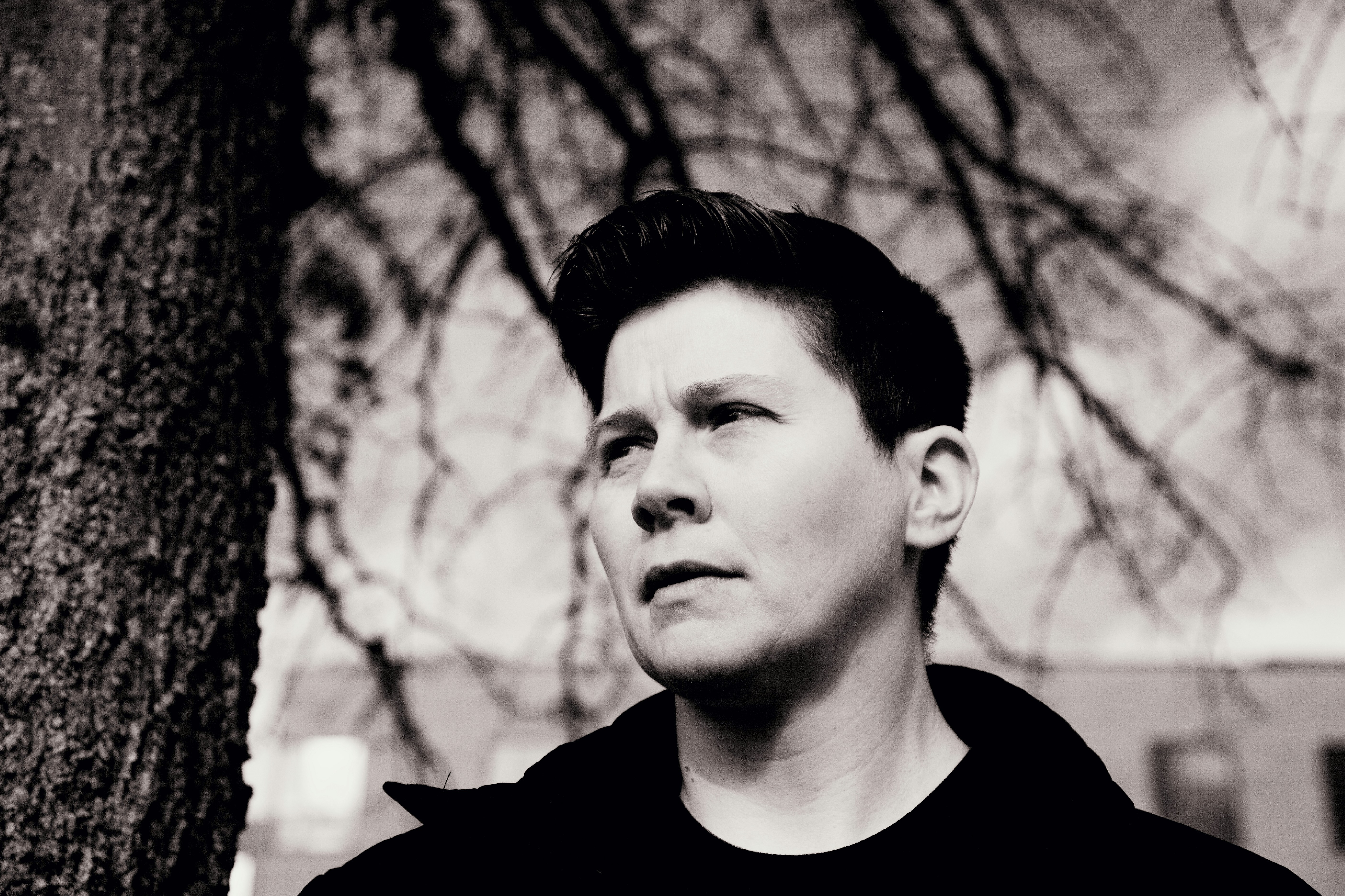 homme en chemise noire à col rond