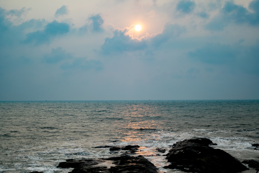 Les vagues de l’océan s’écrasent sur les rochers au coucher du soleil