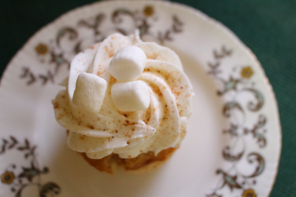 Crema blanca sobre plato de cerámica floral blanca y azul