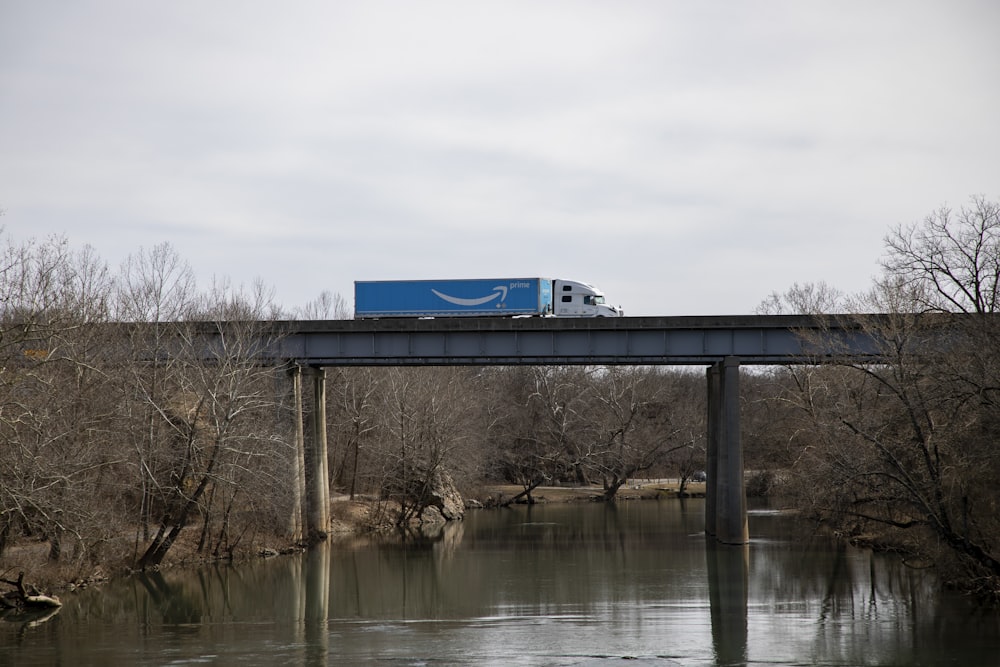 Blau-weißer Zug tagsüber auf Brücke