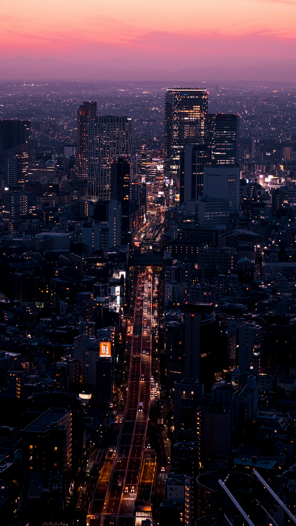 夜間の都市ビルの空中写真