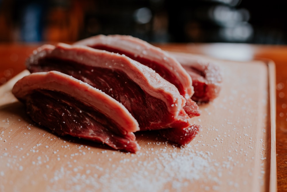 Rohes Fleisch auf weißem Tisch