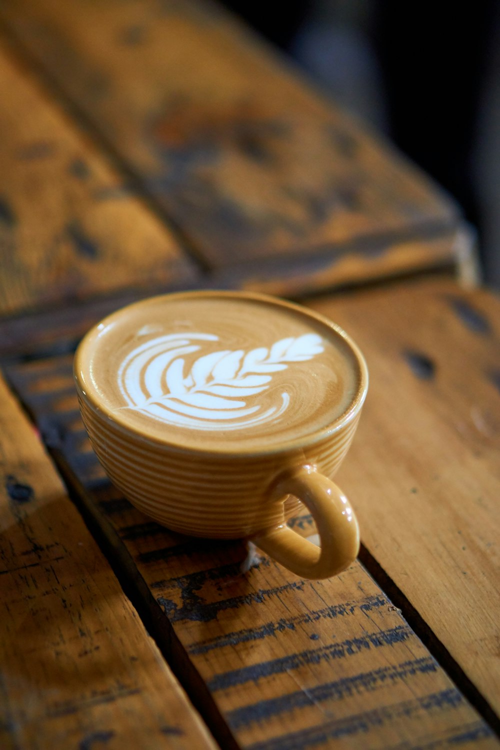 xícara de cerâmica branca com café