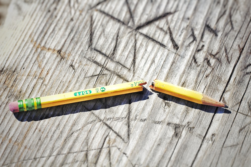 회색 나무 표면에 노란색 연필