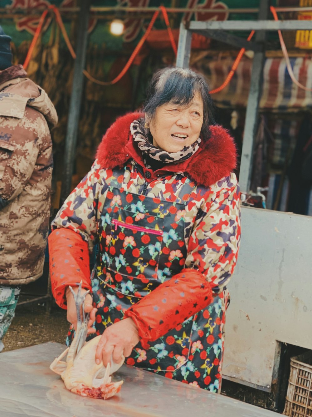 femme en manteau à pois rouge et noir tenant un bâton blanc photo – Photo  莱茵达路Gratuite sur Unsplash