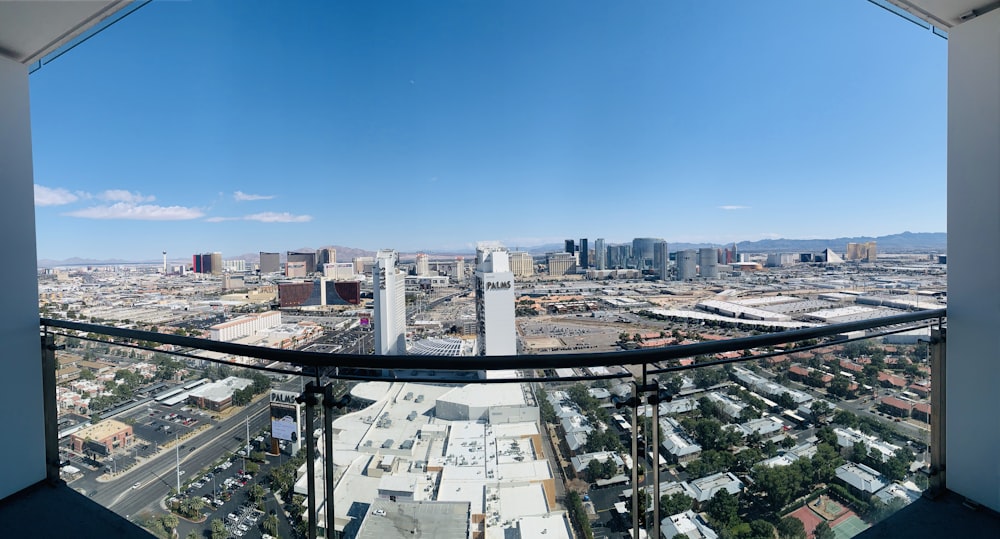 edifici della città sotto il cielo blu durante il giorno