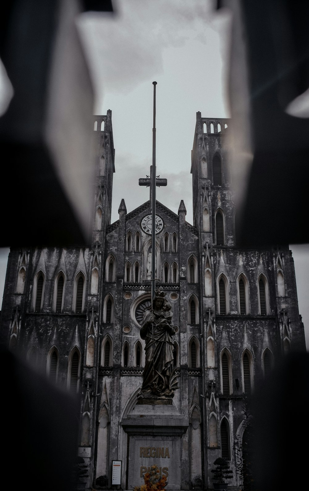 Église en béton gris pendant la journée