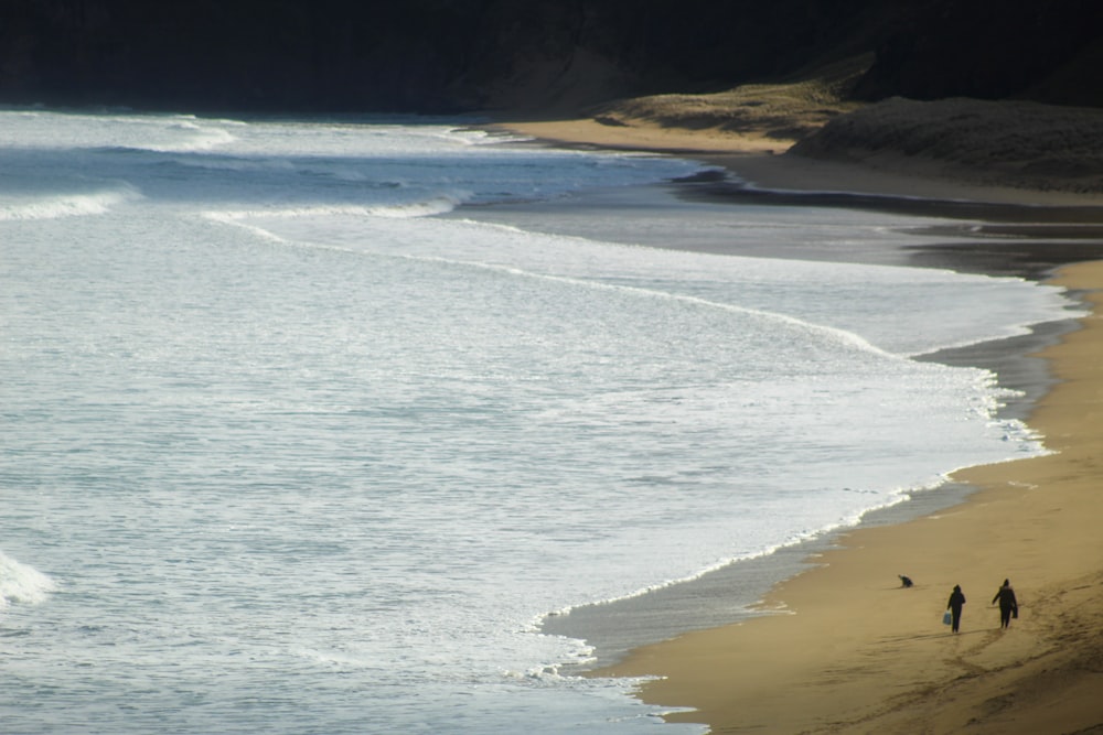 ocean waves crashing on shore during daytime