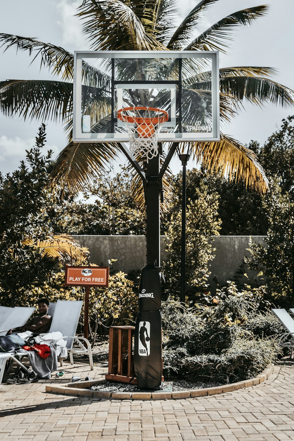 panier de basket noir et marron