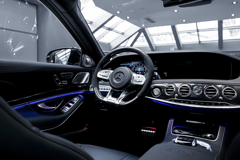 Interior del coche BMW negro y gris