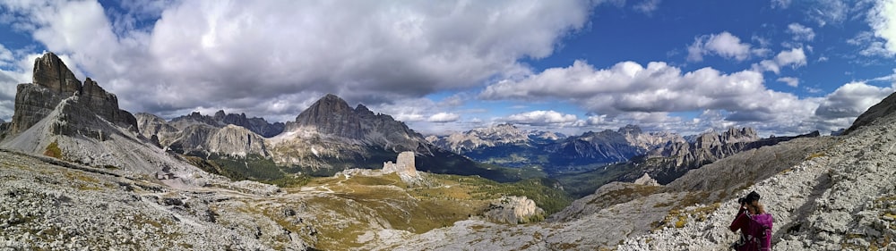 Montagnes brunes et grises sous les nuages blancs et le ciel bleu pendant la journée