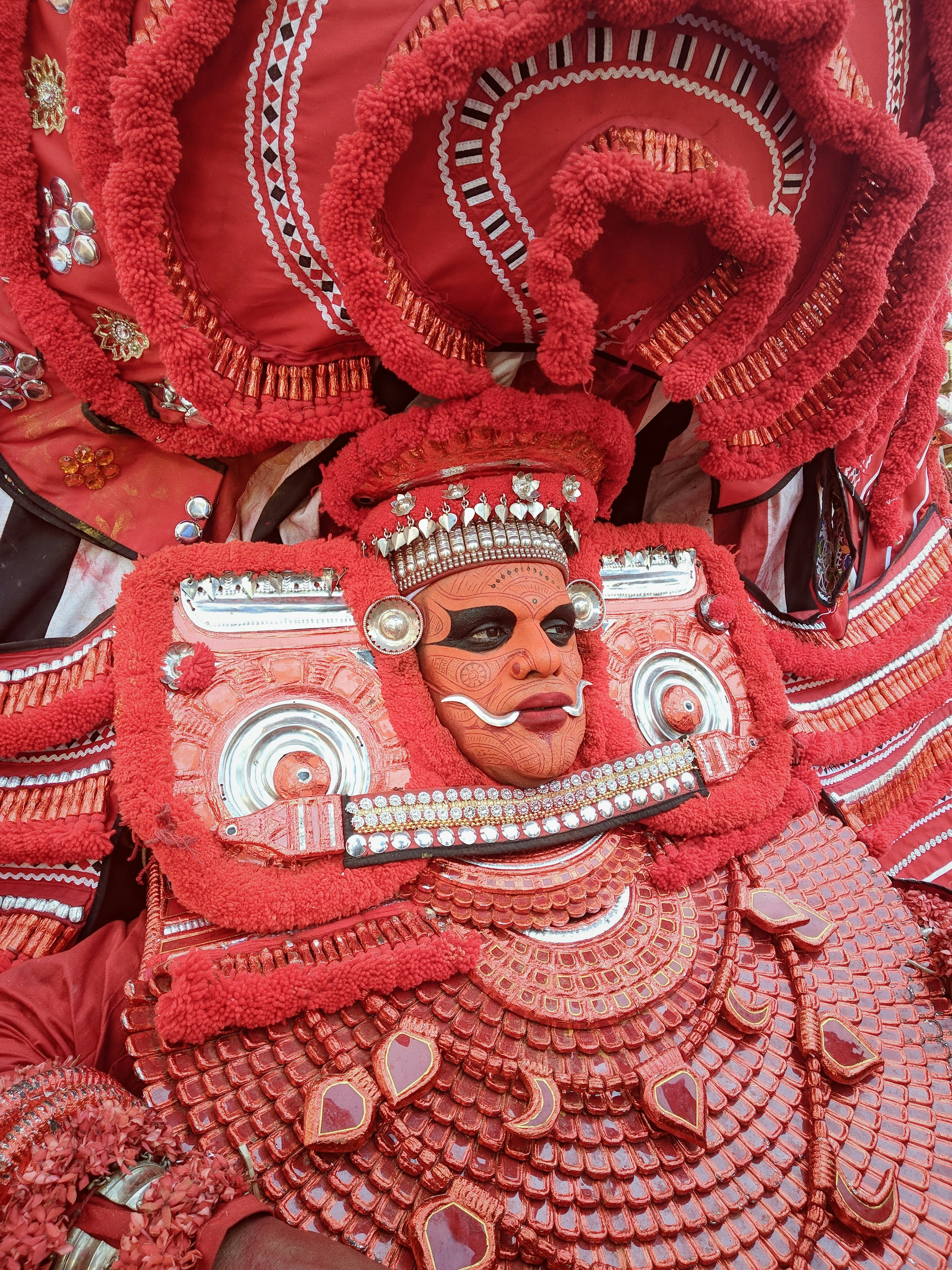 rot-weißer Schädel mit Flügeln