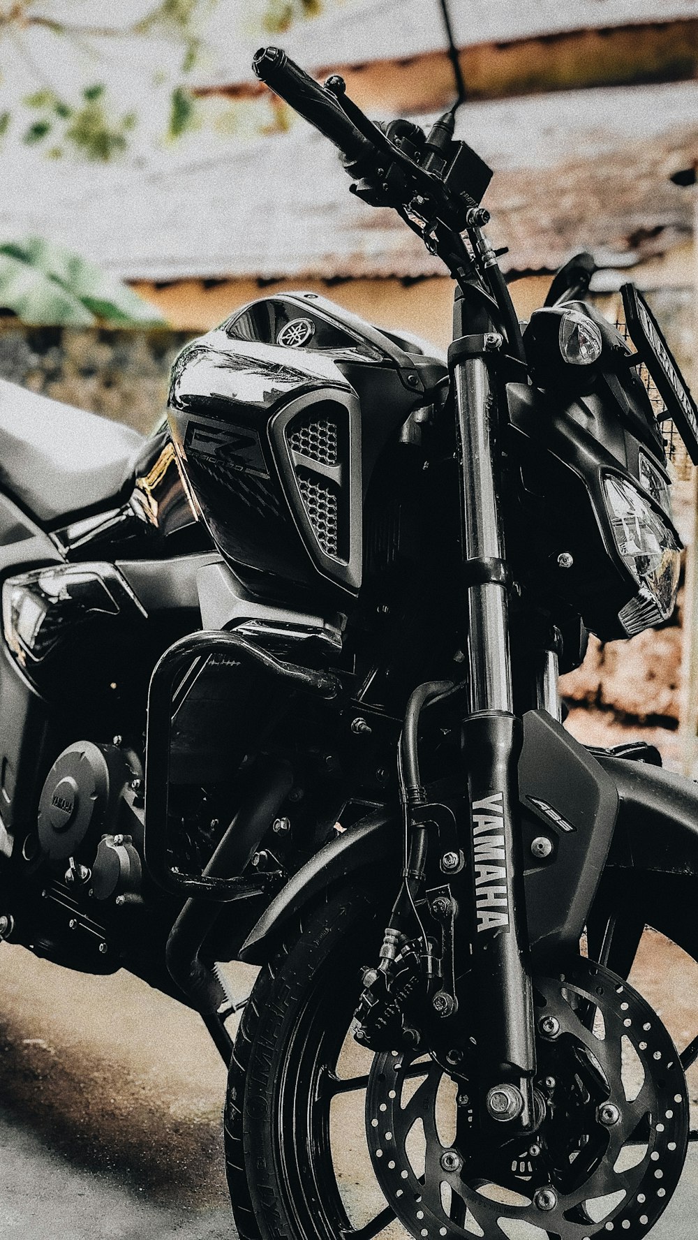 motocicleta preta e cinza durante o dia