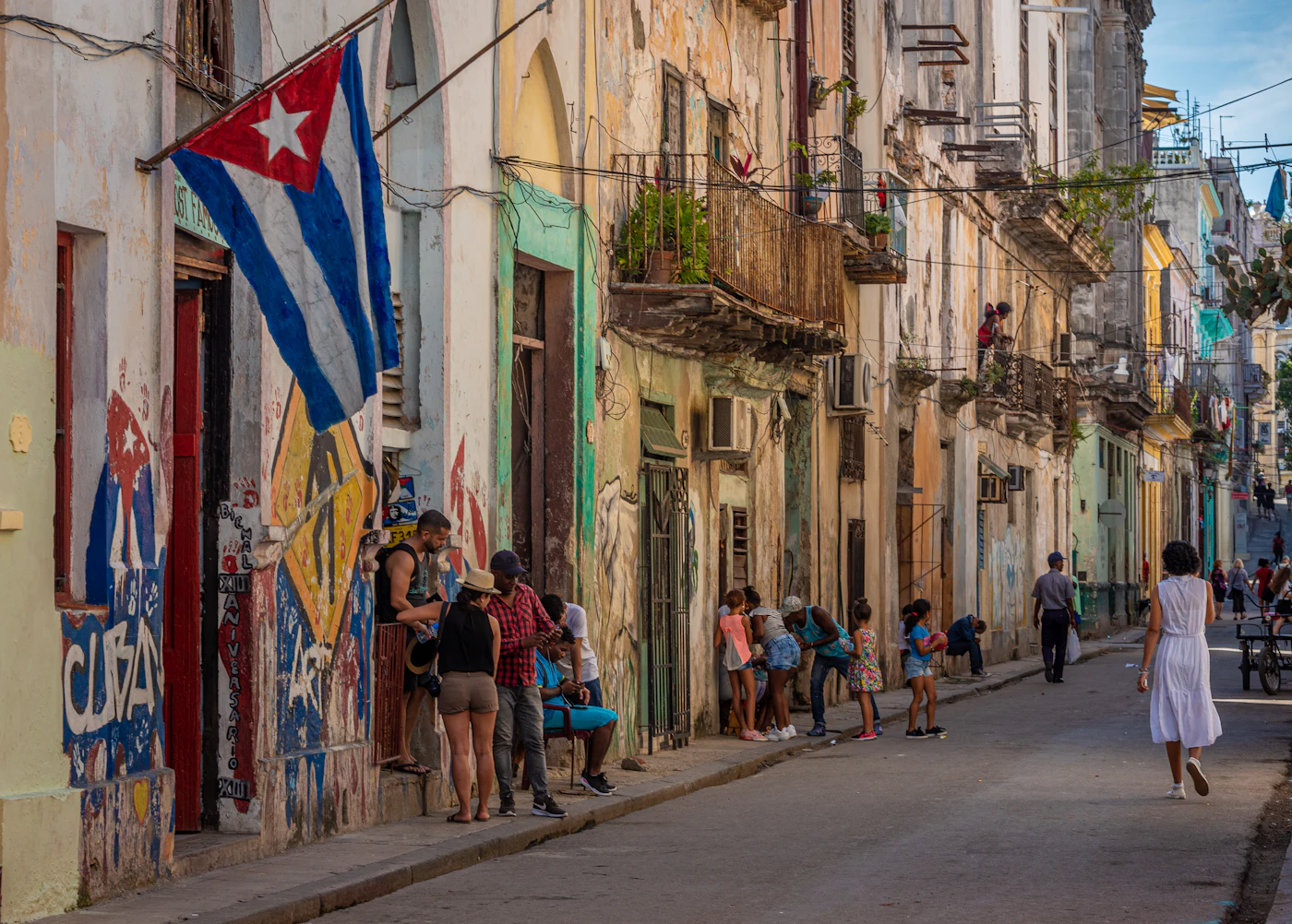 Gente caminando por una calle de La Habana Vieja, Cuba