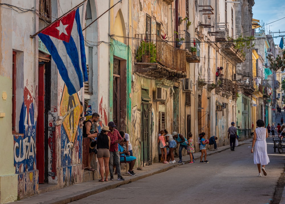 Personas que caminan por la calle durante el día