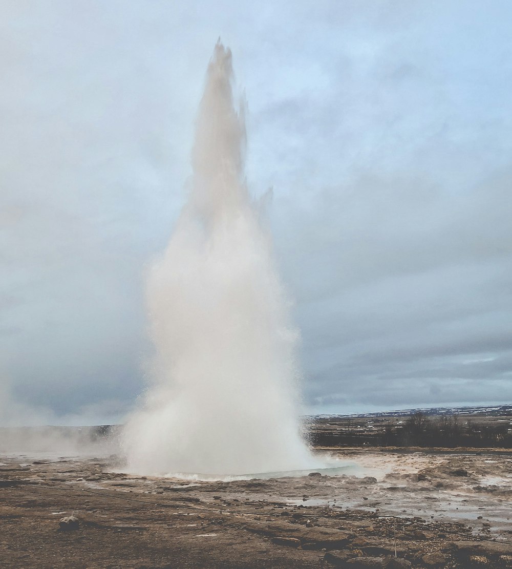 Fumée blanche sortant d’une fontaine d’eau