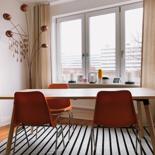 客厅简约装修风格原木色木质休闲椅米色沙发绿植