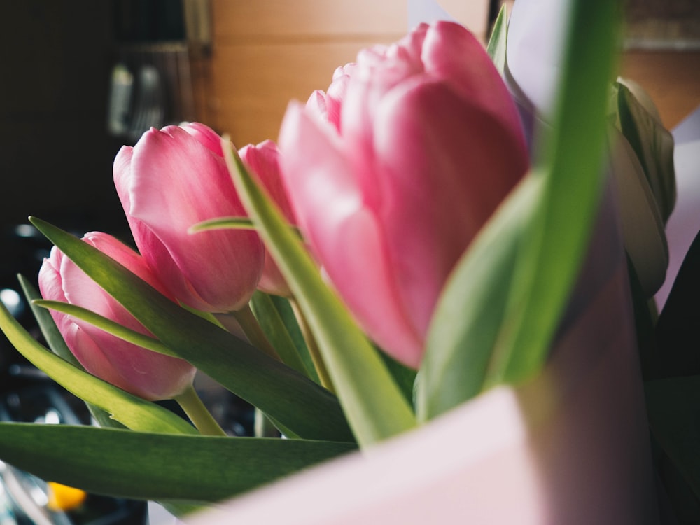 tulipe rose dans un vase en céramique blanche