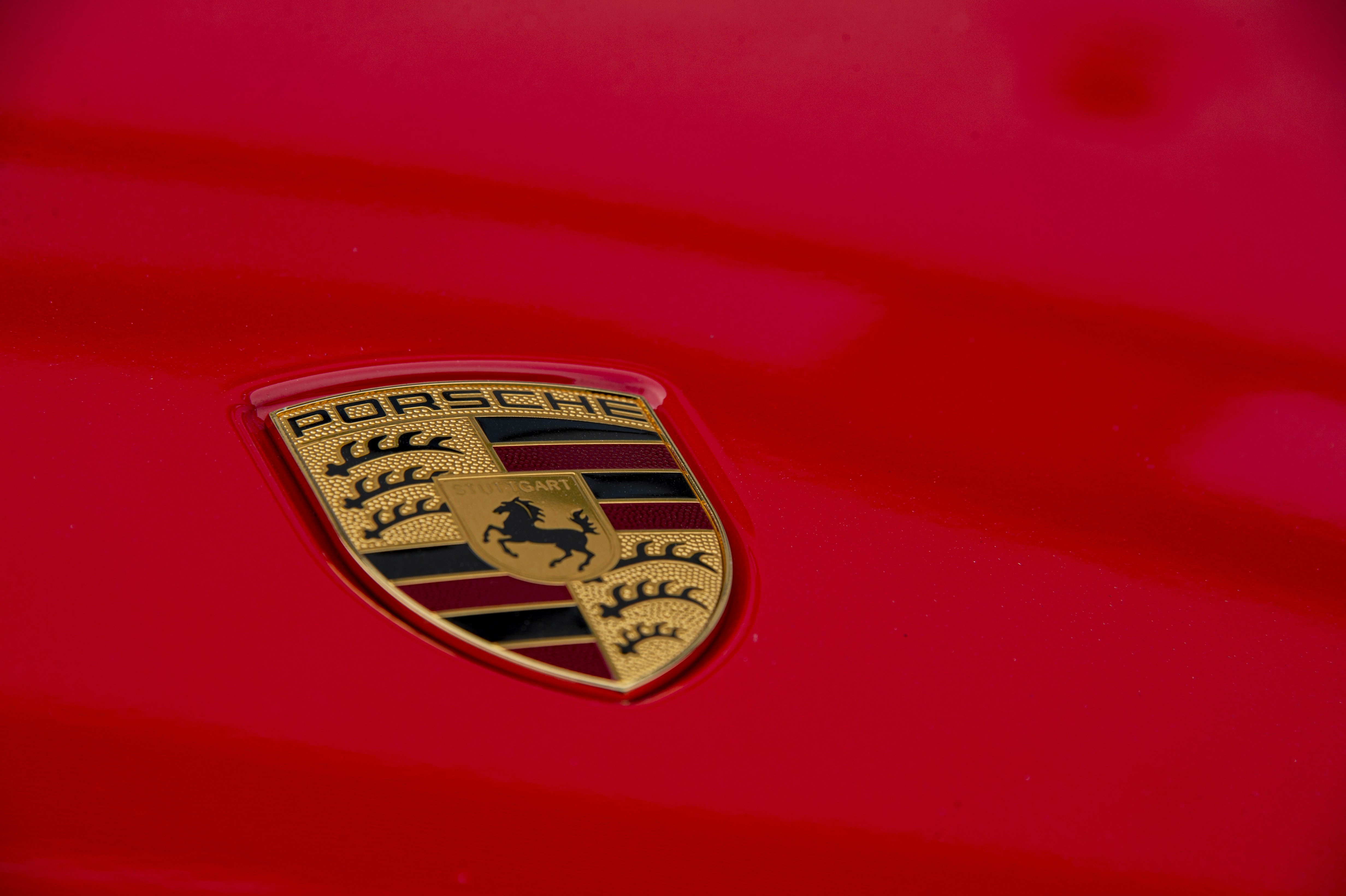 赤と金の車のロゴの写真 Unsplashで見つける茶色の無料写真