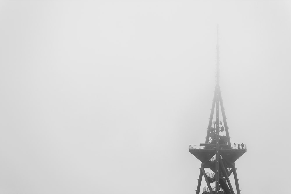 torre di metallo nero sotto il cielo bianco