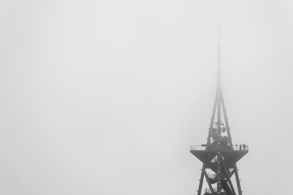 torre de metal negro bajo el cielo blanco