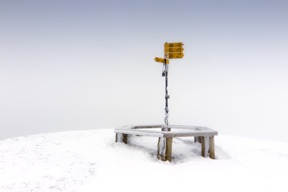 braune Holzschaukel auf schneebedecktem Untergrund