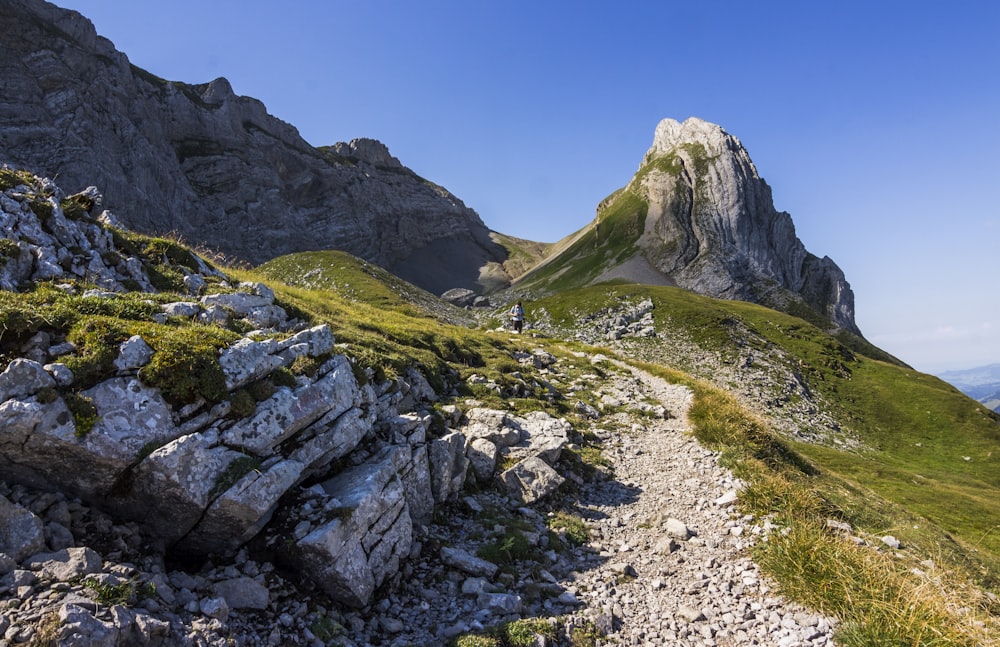 montagne rocheuse sous ciel bleu pendant la journée