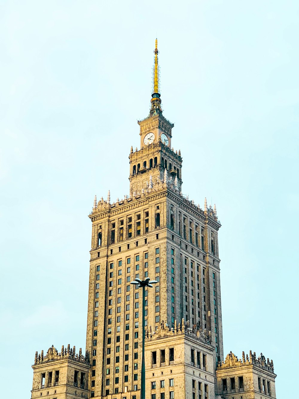 Braunes Betongebäude unter weißem Himmel tagsüber