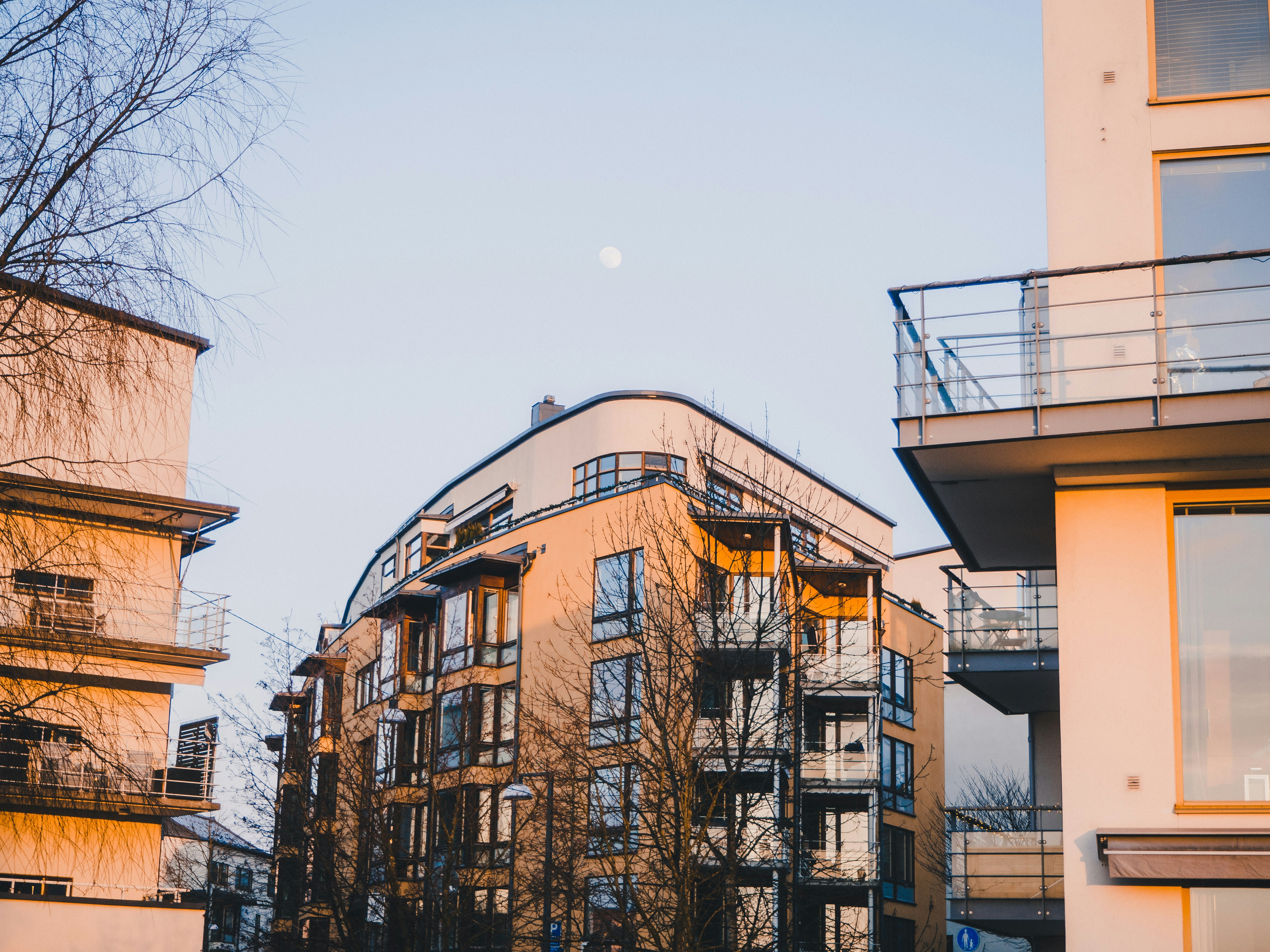 Edificio de hormigón marrón bajo el cielo azul durante el día
