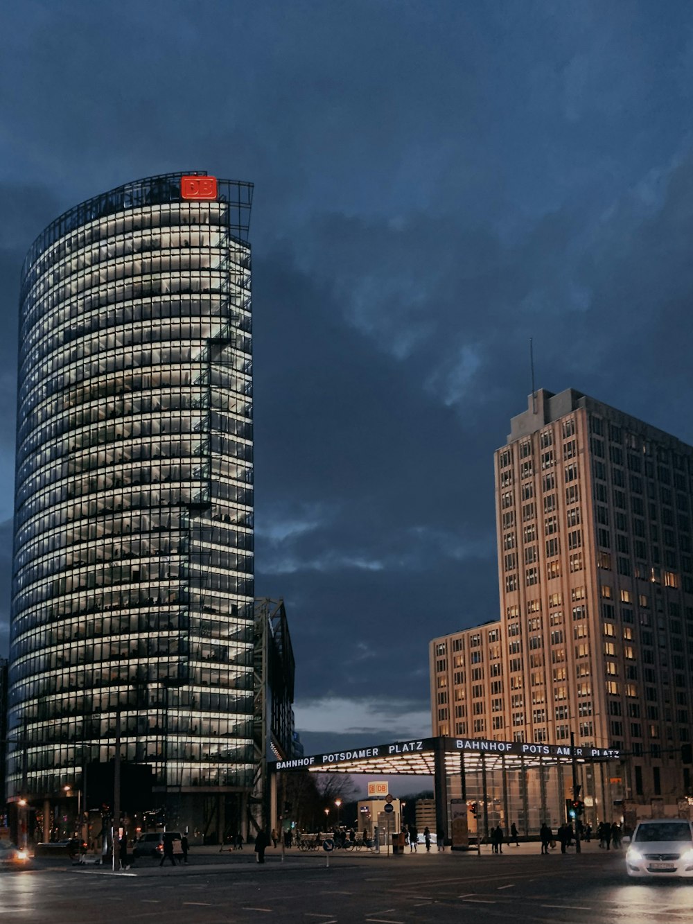 Edificio de hormigón blanco y negro bajo el cielo azul durante el día