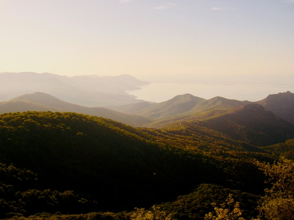 montanhas verdes sob o céu azul durante o dia