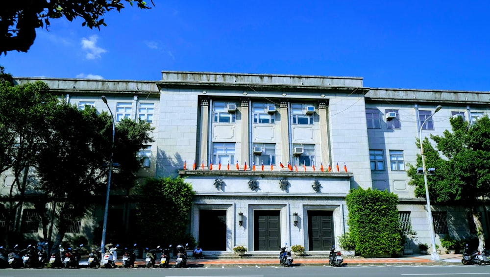 Edificio de hormigón blanco y azul