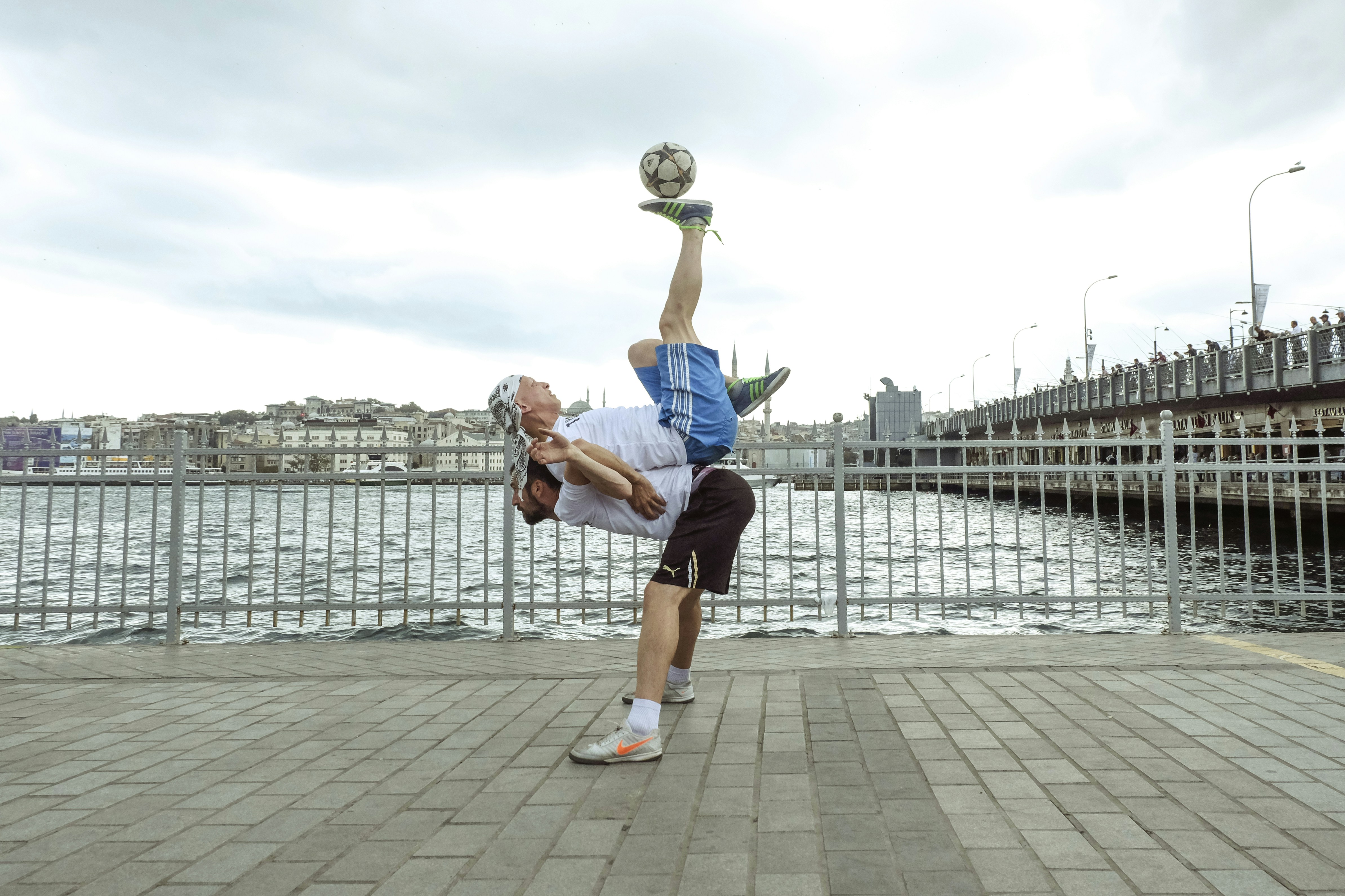 Freestyle football skills in Istanbul streets