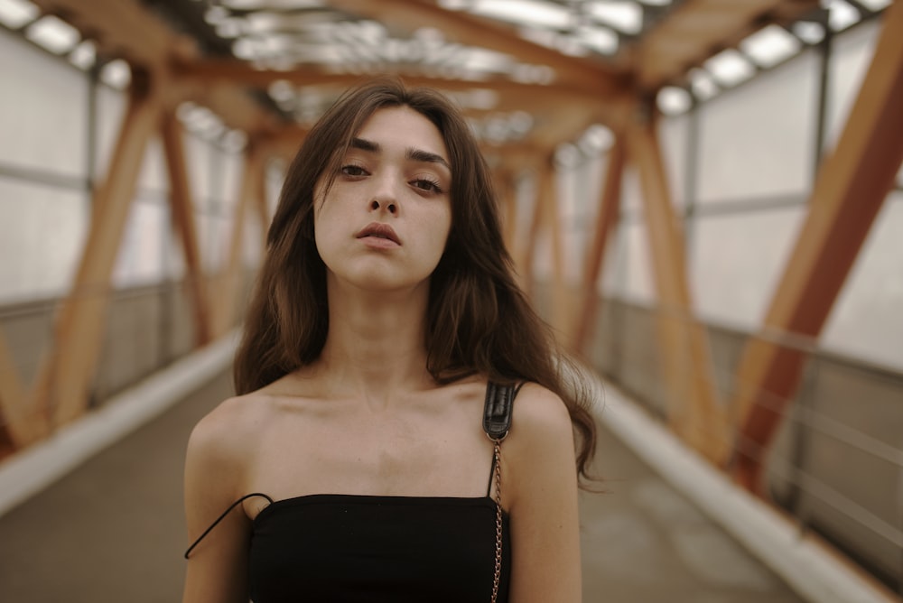 Femme en haut noir à bretelles spaghetti