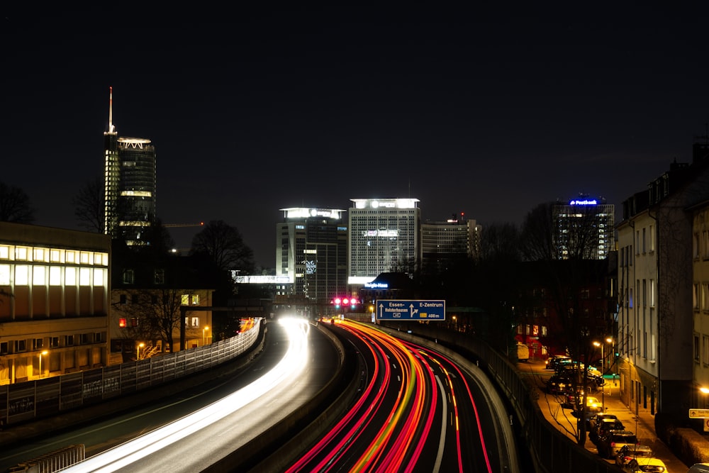 fotografia de lapso de tempo de luzes da cidade durante a noite