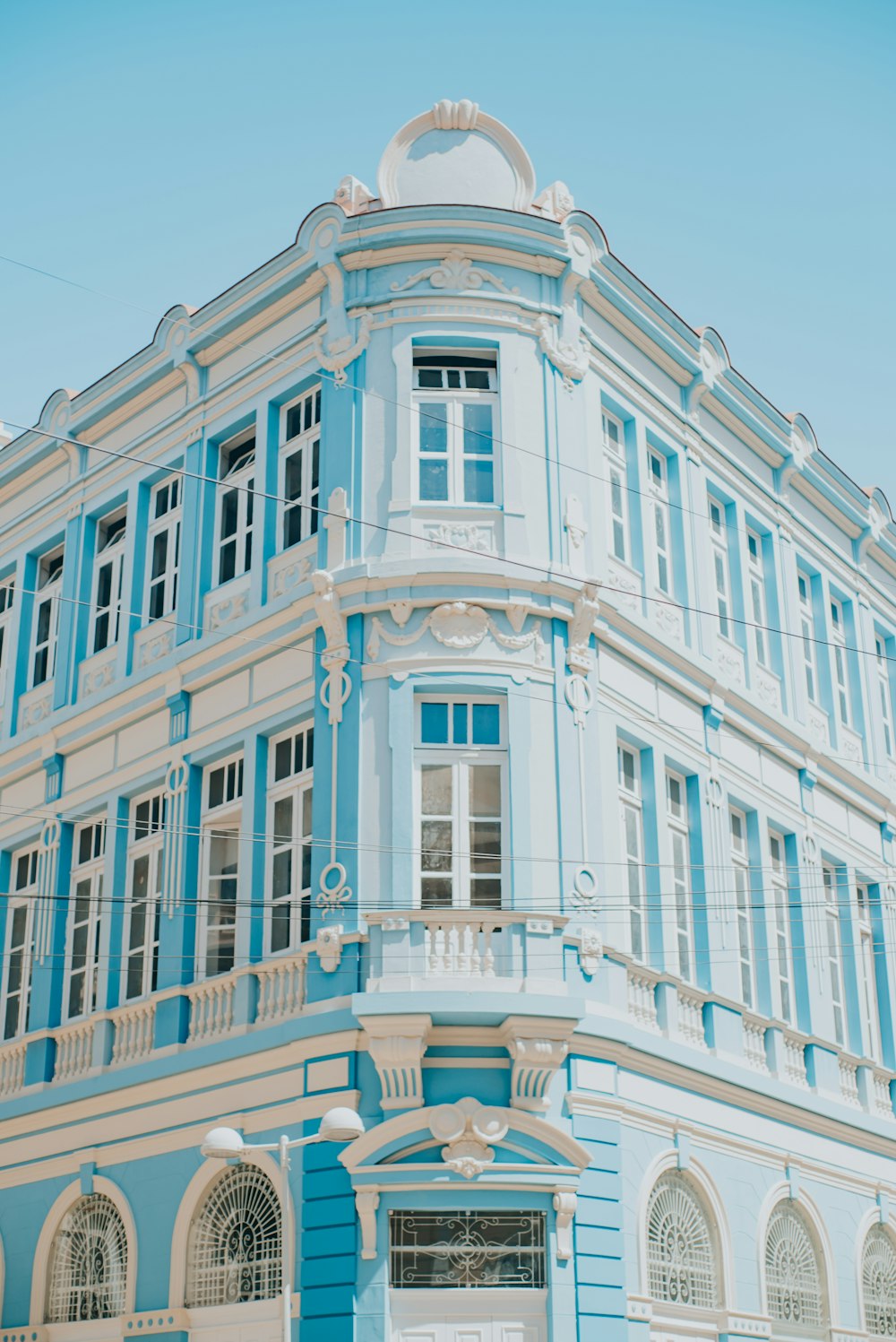 edificio in cemento bianco durante il giorno