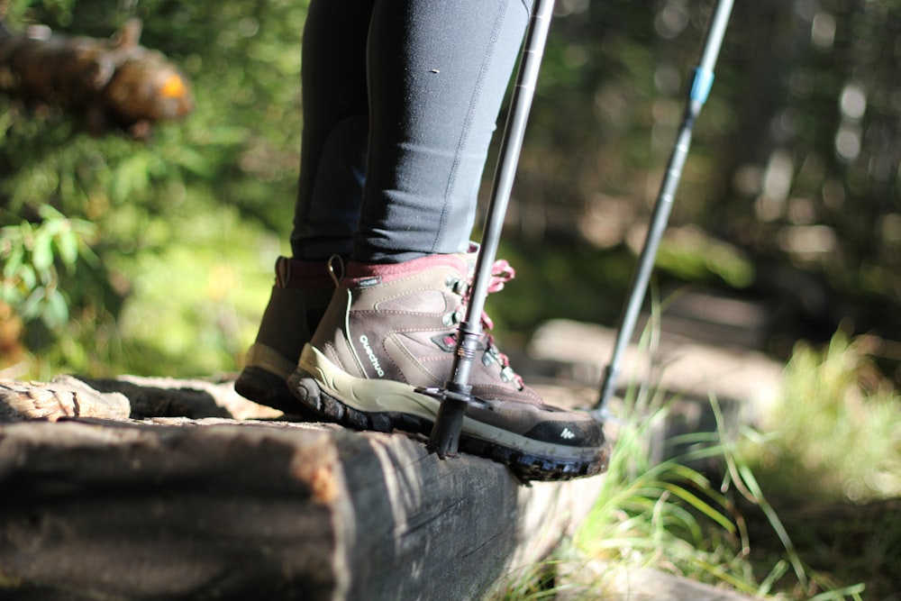 Persona con botas de montaña negras y rosas