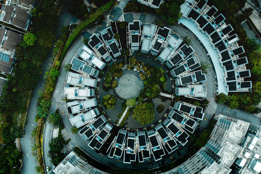 Vue aérienne d’un bâtiment en béton gris