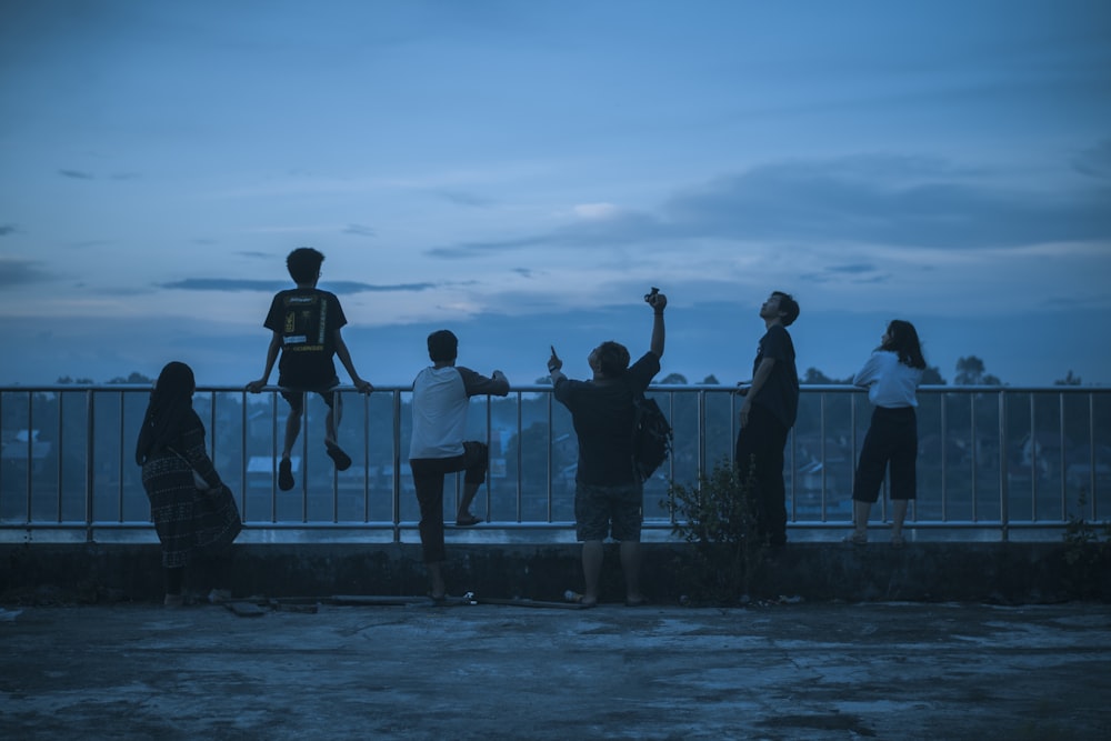 pessoas em pé no pavimento de concreto cinza durante o dia