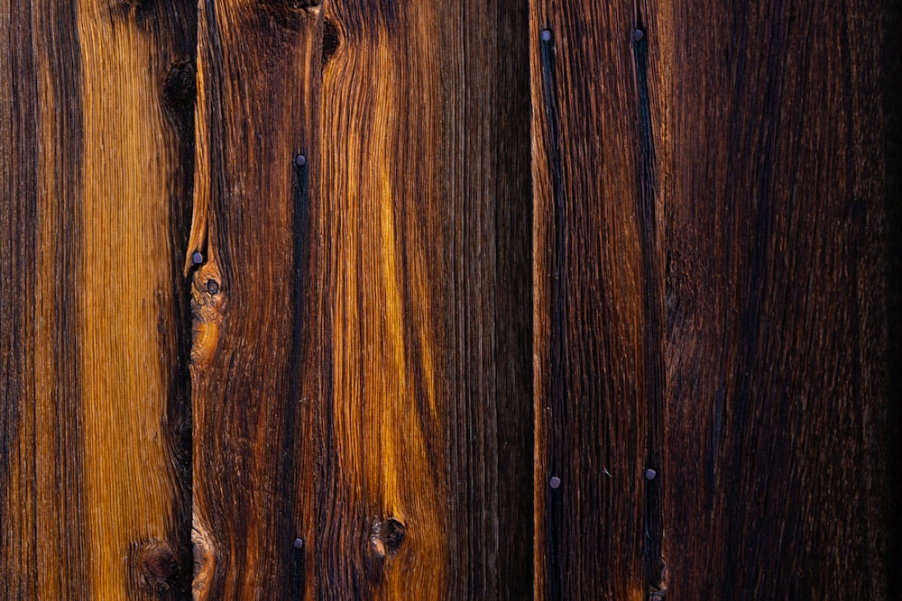 茶色の木製ドアとシルバーのドアノブ