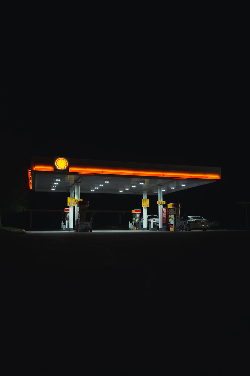Gasolinera iluminada durante la noche