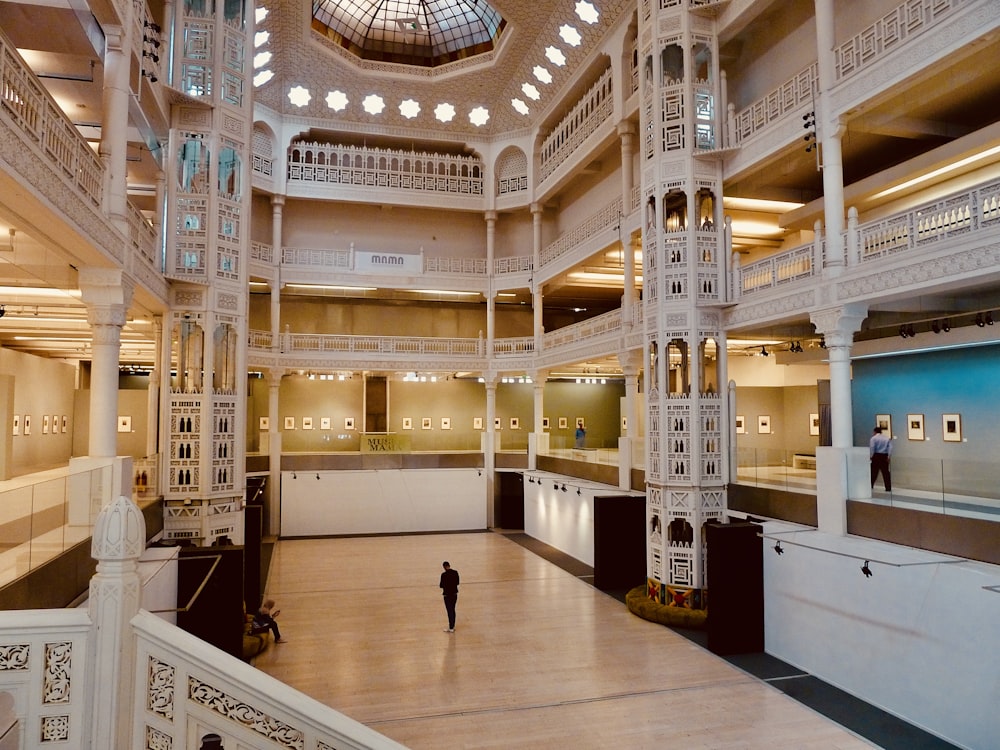 personnes marchant à l’intérieur d’un bâtiment pendant la journée