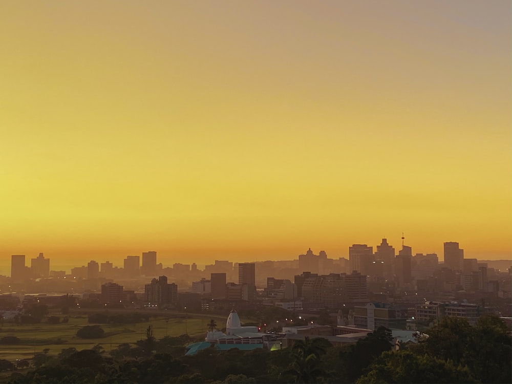 Skyline der Stadt während des orangefarbenen Sonnenuntergangs