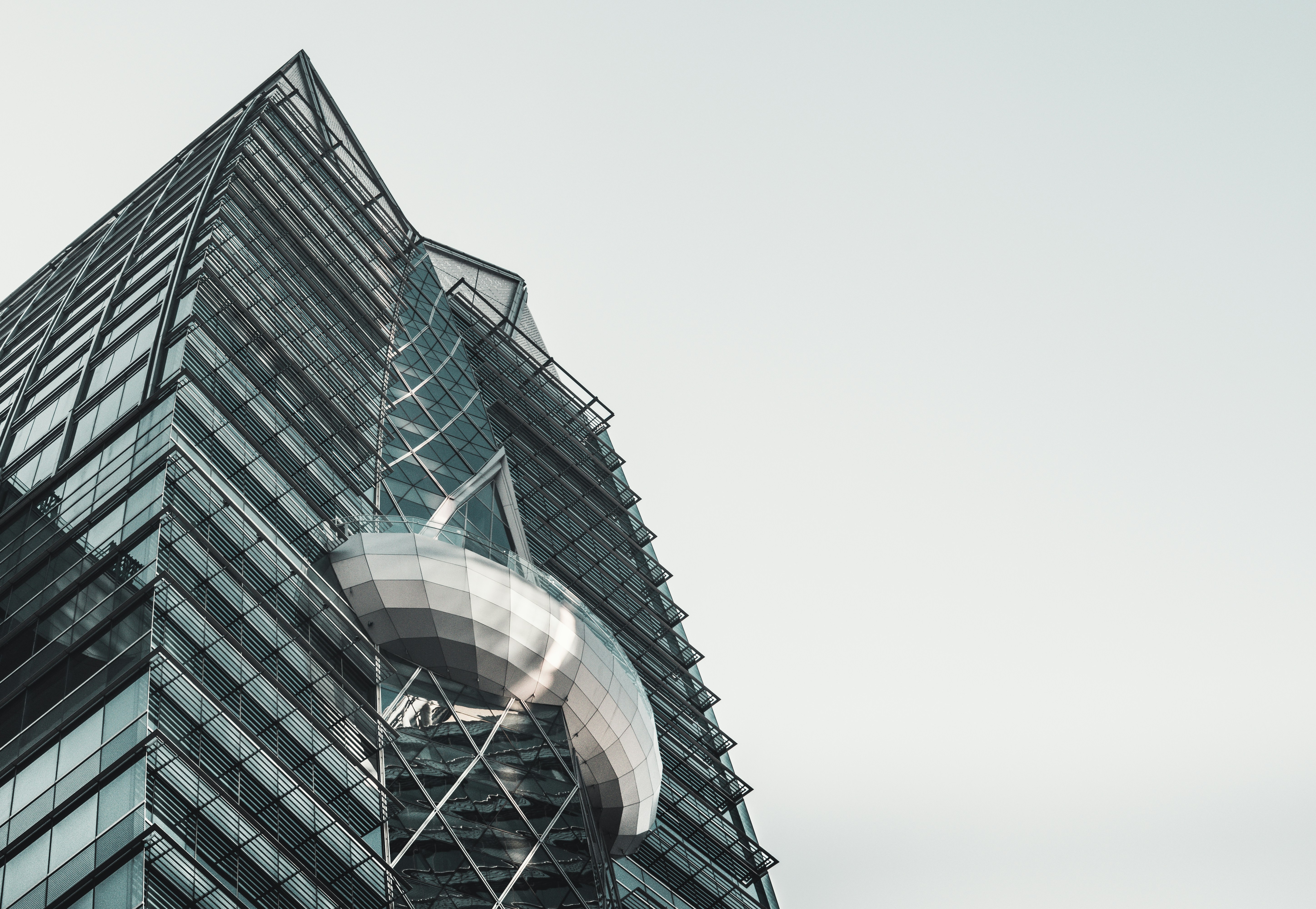 photo-1583664729090-7d0b8704596e