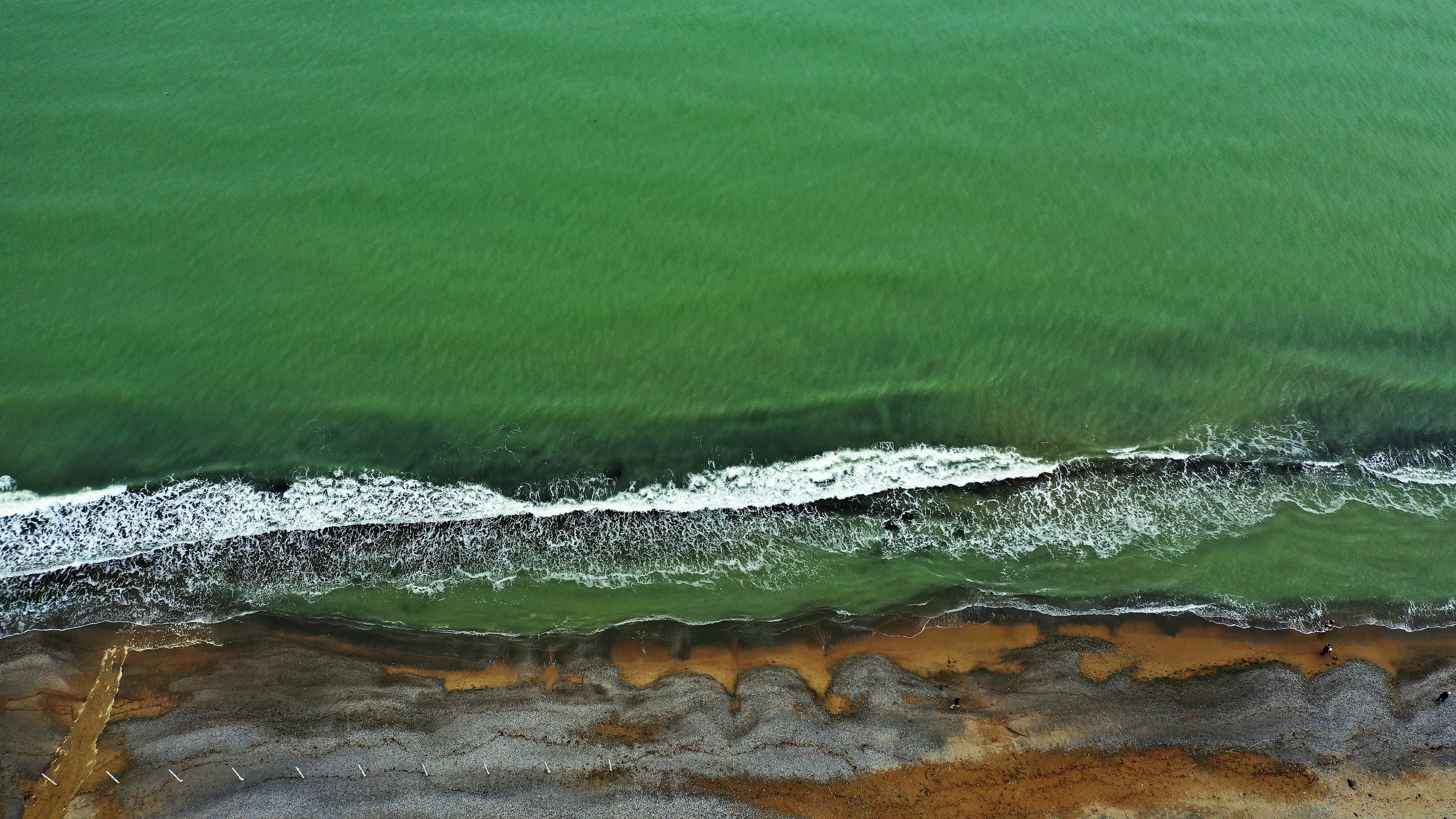 vagues d’eau vertes et brunes