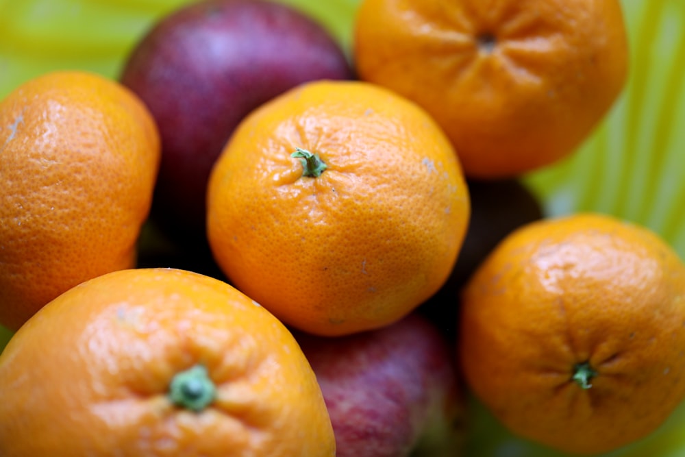 보라색 플라스틱 용기에 오렌지 과일