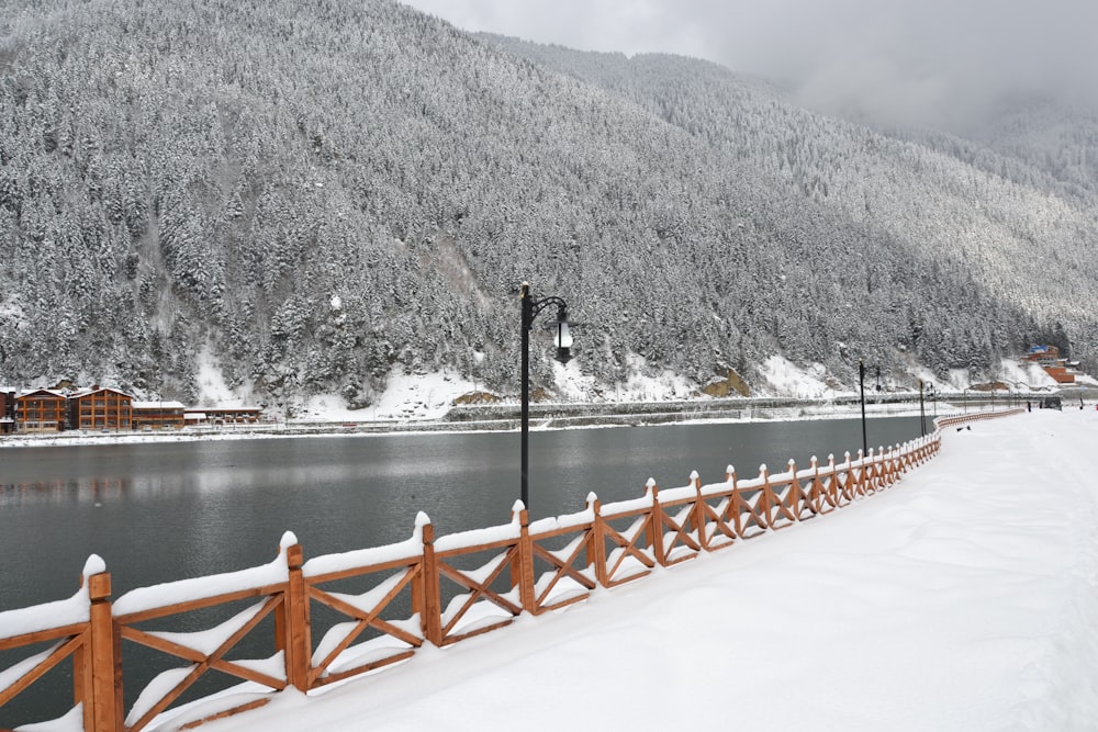 Braune Holzbrücke über den Fluss