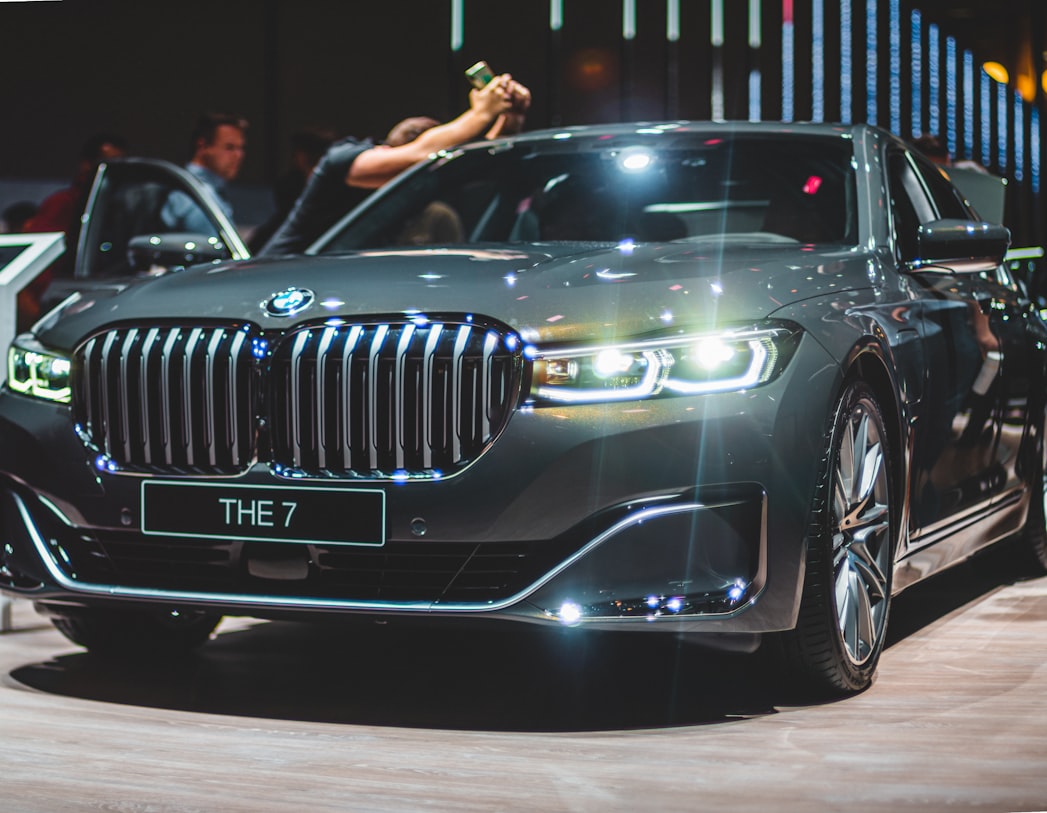 Klassischer Luxuswagen auf einer Straße